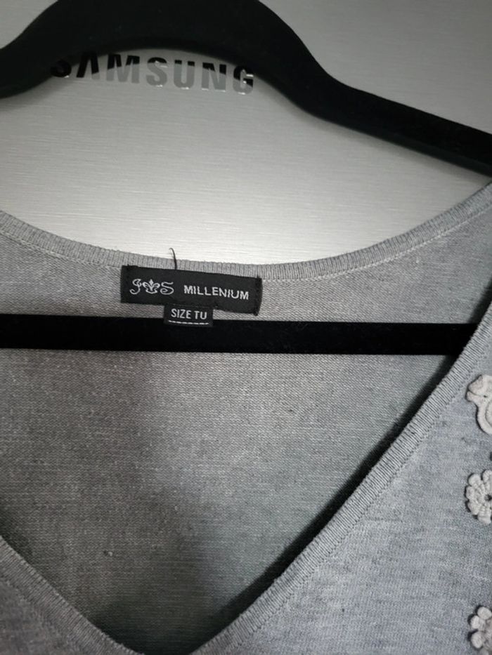 Robe pull grise et broderie - photo numéro 3