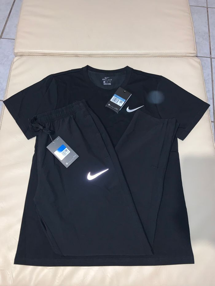 Ensemble Survêtement Running Jogging T-shirt Nike en coton Noir Neuf avec étiquette Taille M
