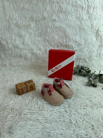 Paire de sandales Kickers beige taille 18