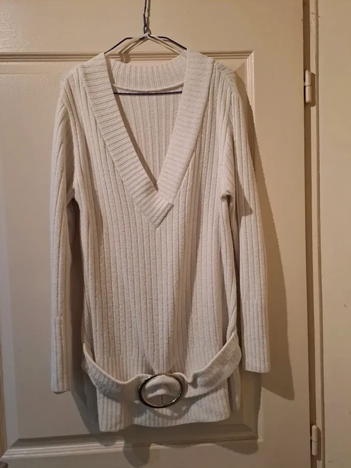 Pull blanc avec boucle devant - Sans marque - Taille 40 - Bon état.