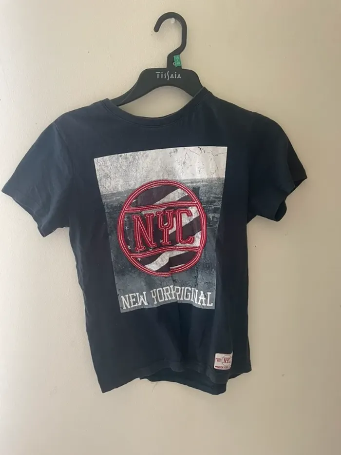 T-shirt noir de la marque By kool