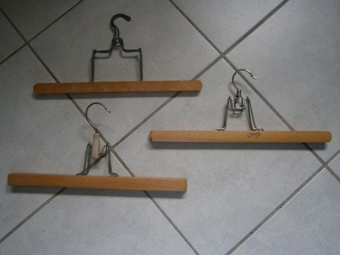 Lot de 3 cintres à pince en bois 35 cm