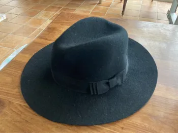 Chapeau noir en laine