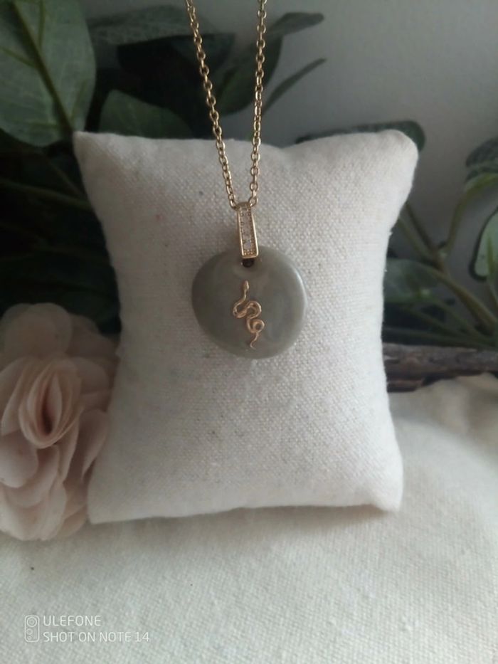 Collier serpent sur pierre naturelle