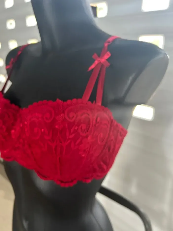 Soutien-gorge rouge - photo numéro 4