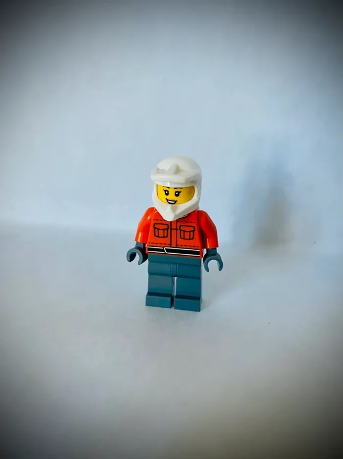 Minifigurine LEGO City - CTY1865 - Membre de l’équipe de Stand de Formule 1 - Très bon état - photo numéro 5