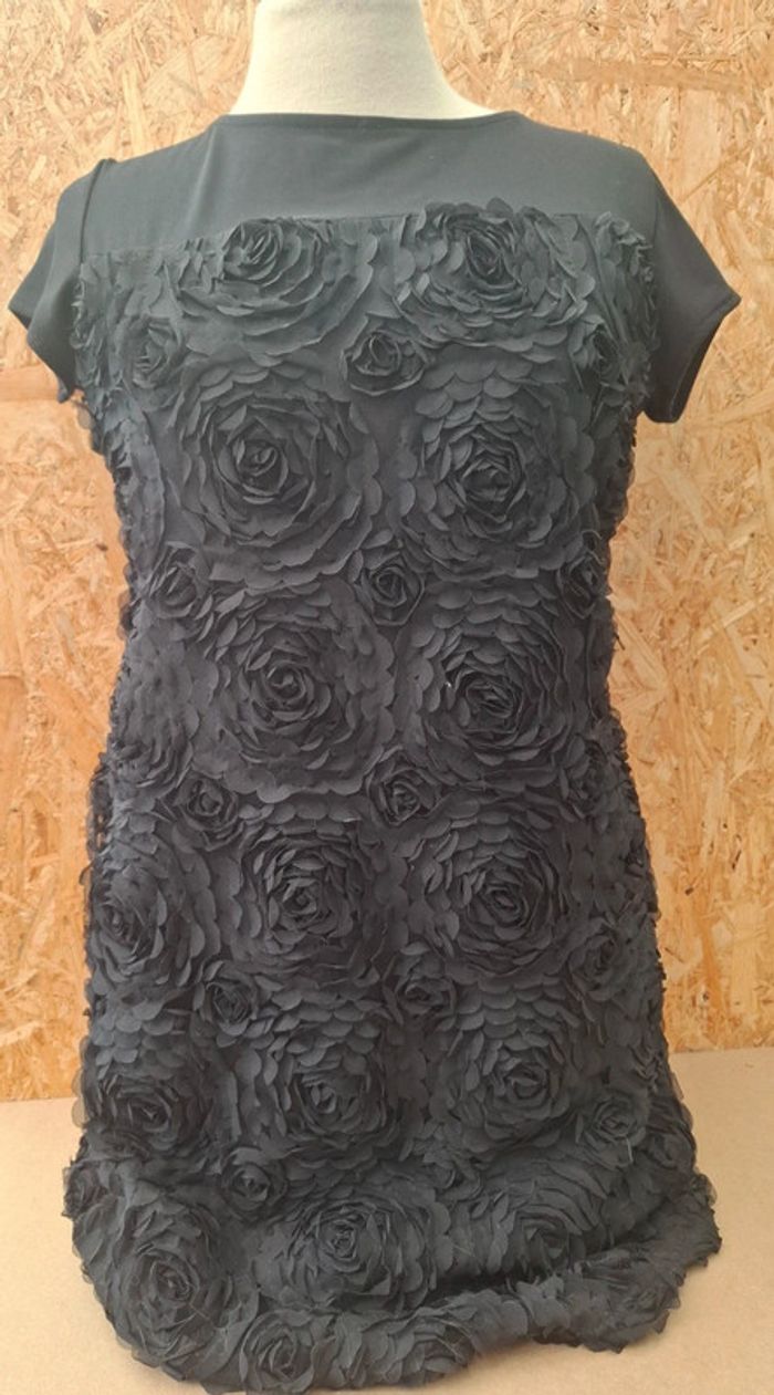 Robe avec fleur en relief