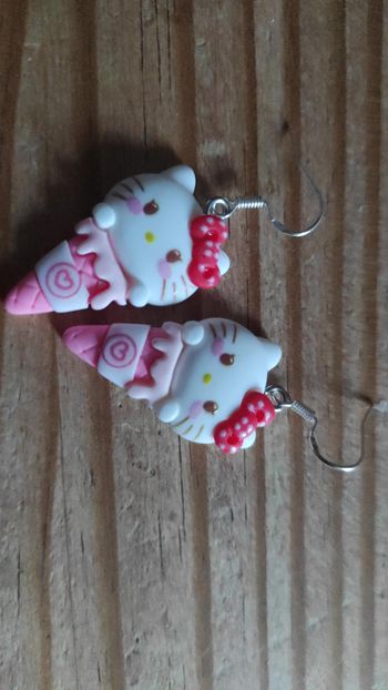 boucles d'oreilles hello kitty 