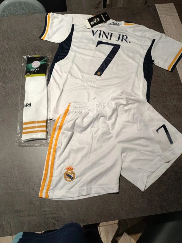Tenue football real Madrid Vini Jr blanc. T24