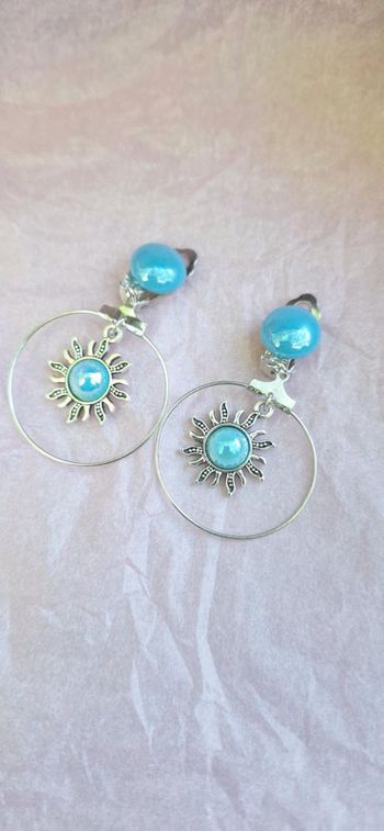 Boucles d’oreilles a clips cercle et soleil bleu ciel