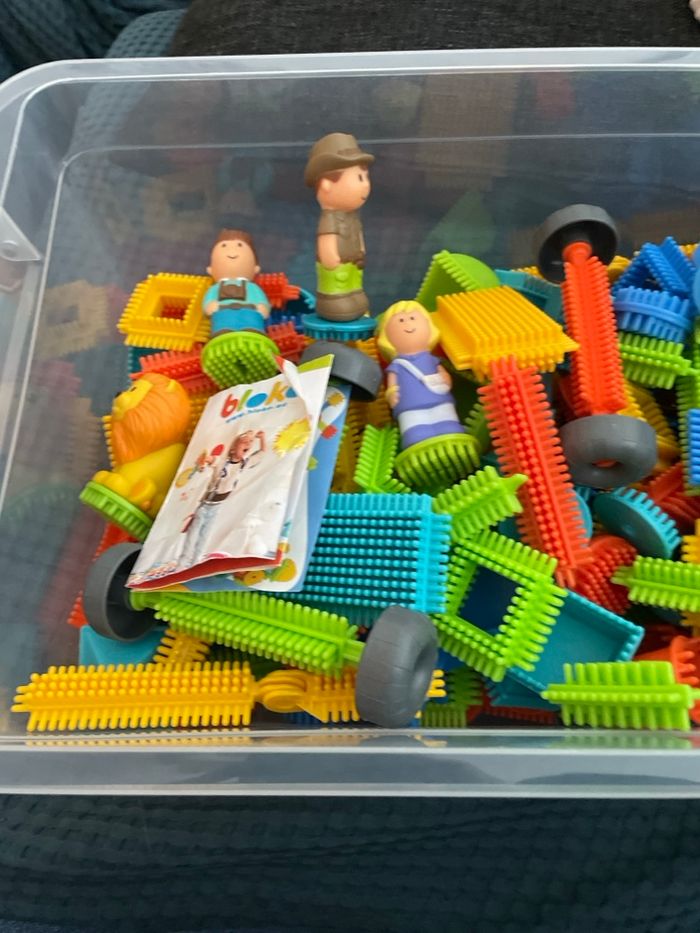 Bloko 190 pièces avec 4 personnages