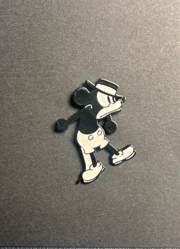 Superbe pin’s Mickey noir et blanc en colère