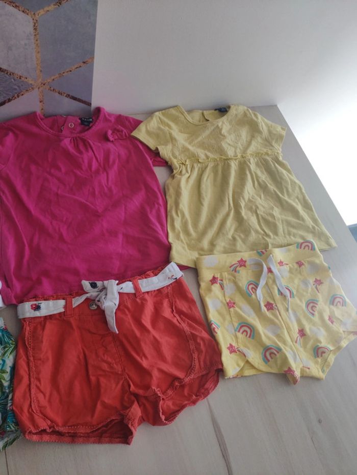 Lot 4 tenues été fille 18 mois + un maillot de bain shorts t shirts - photo numéro 4