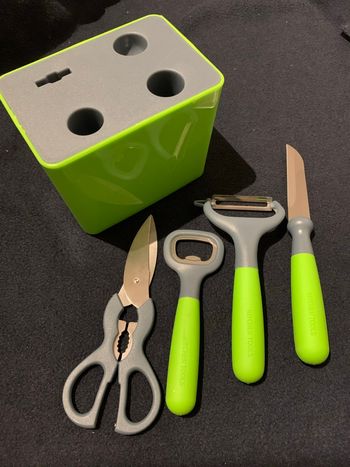 Kit complet d'outils cuisine en support vert neuf