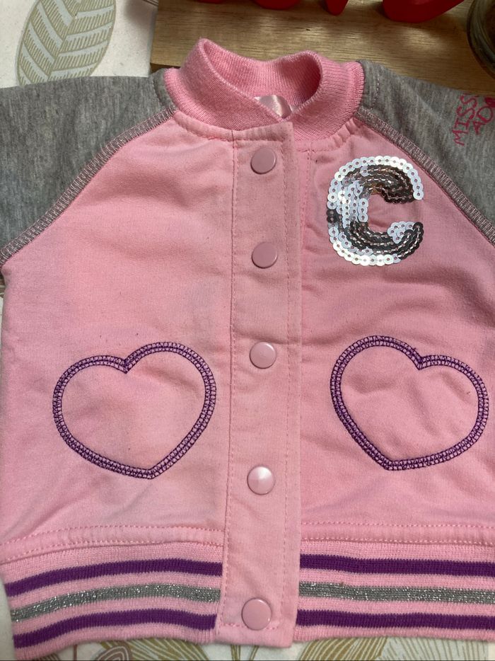 1 t-shirt + 1 gilet - 3 mois - photo numéro 6