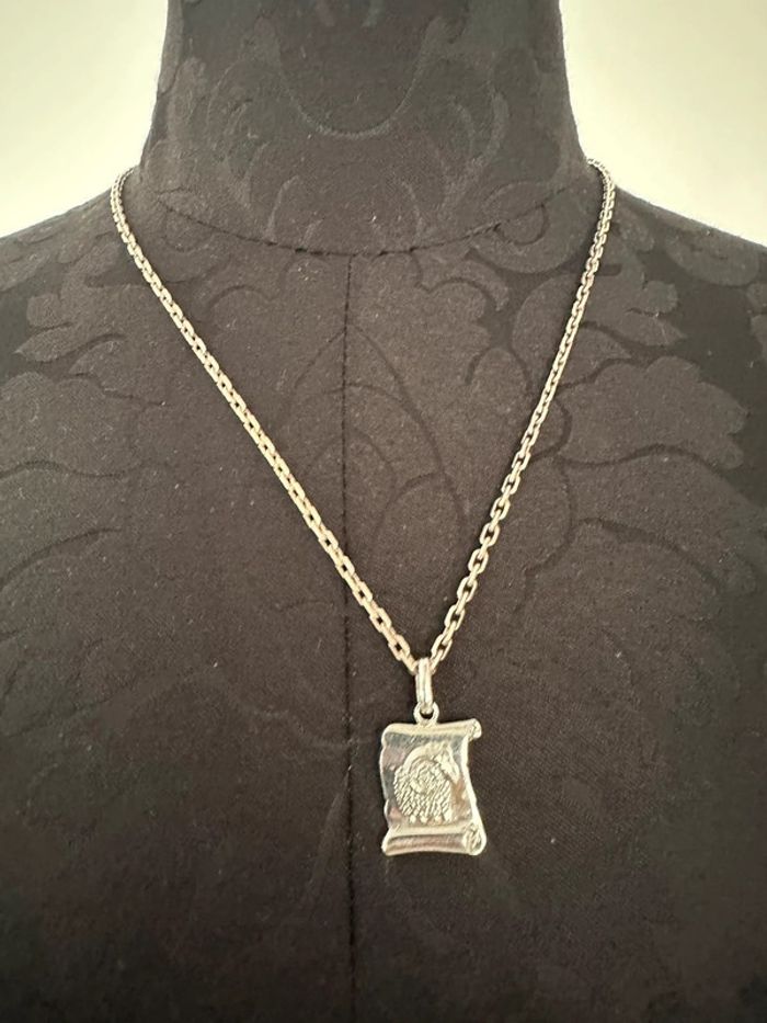Chaîne avec pendentif manuscrit