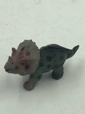 Figurine dinosaure en PVC : le Tricératops