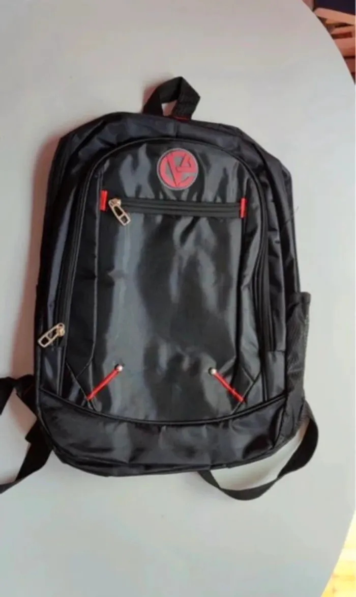 Sac à dos noir coutures rouge neuf