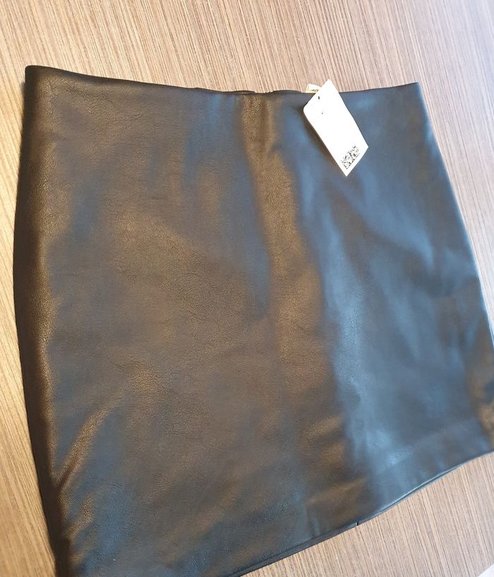 Magnifique Mini-Jupe en simili H&M 🖤 - photo numéro 3