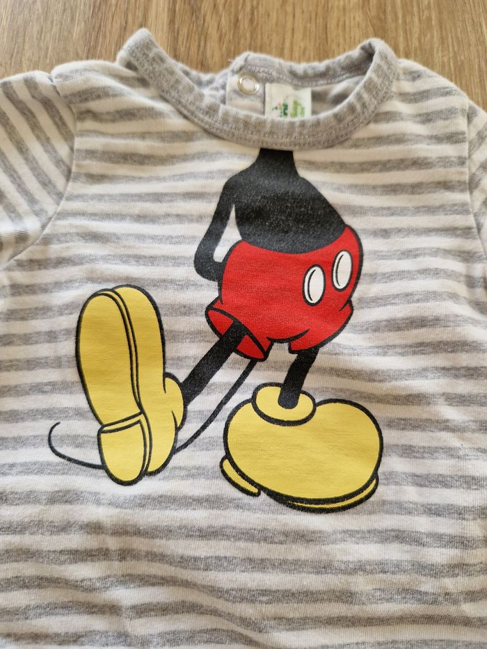 Grenouillère/Pyjama Disney Mickey Rayé Gris et Blanc - Taille 6 Mois - État Impeccable - photo numéro 2
