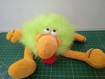 peluche oiseau vert fluo un peu fou