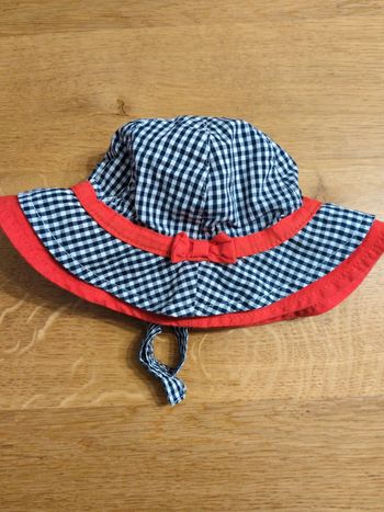 Joli chapeau bébé avec attaches