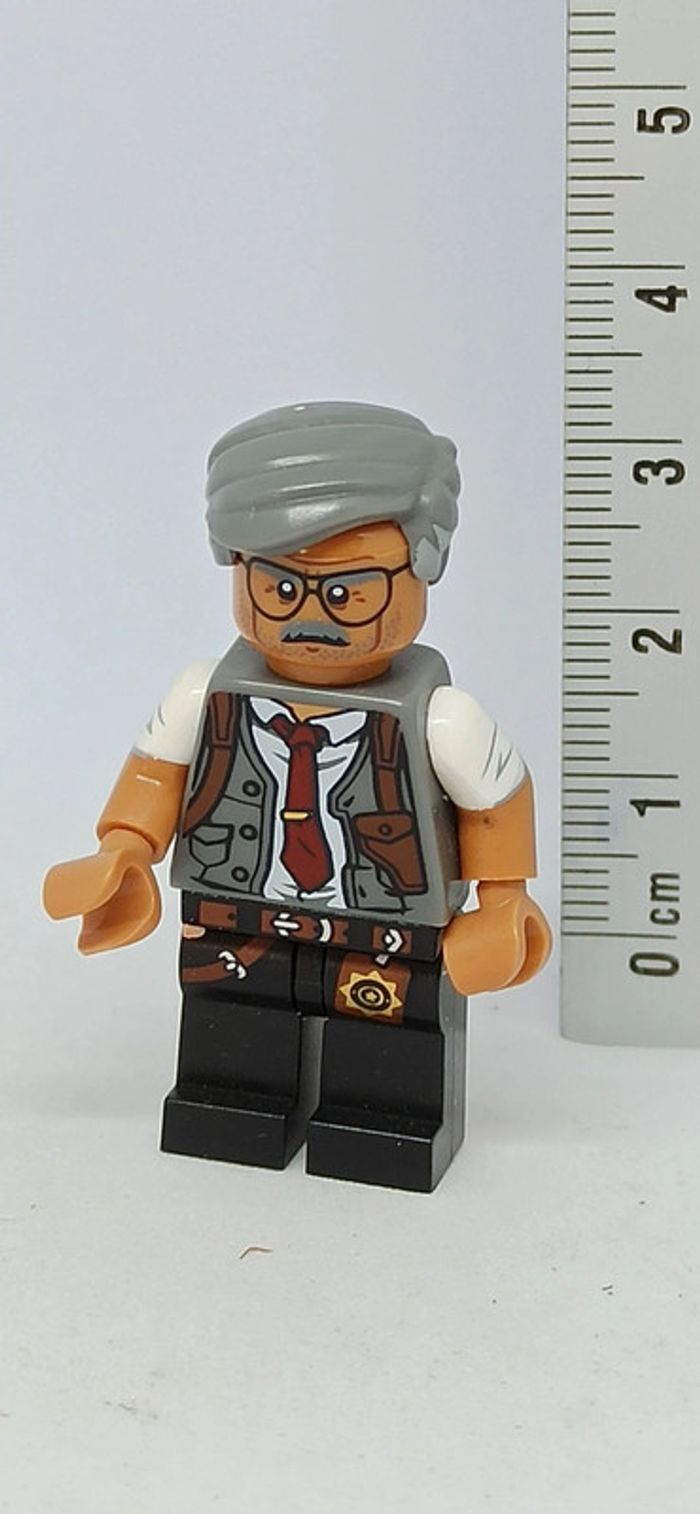 Homme avec cravate rouge lego