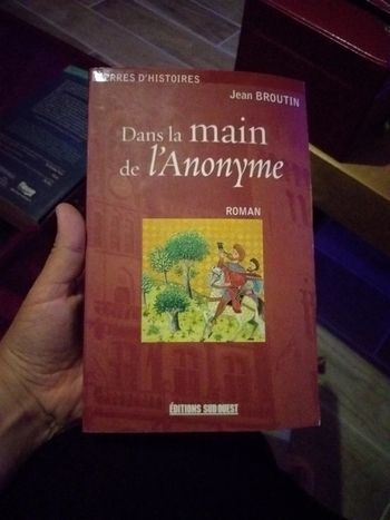 Livre dans la main de l anonyme