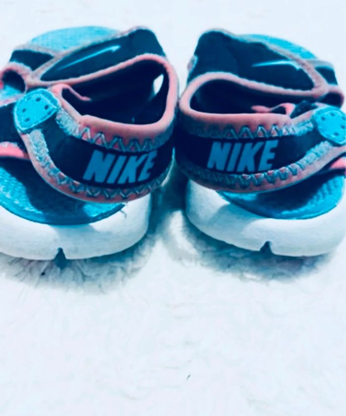 Sandale Nike pointure 19 - photo numéro 2