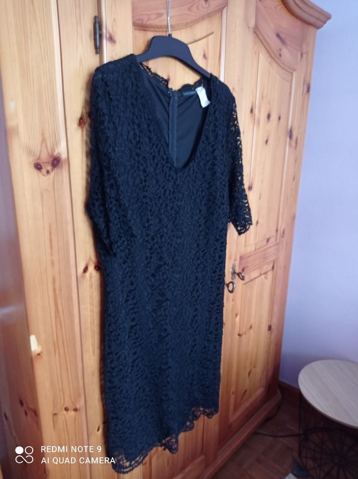 Robe dentelle doublée taille juste