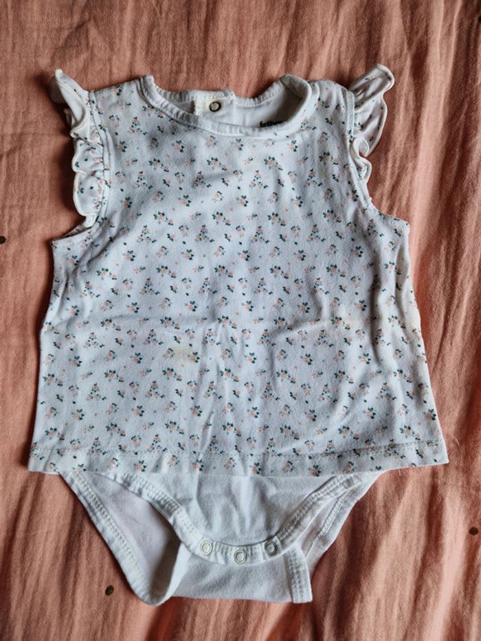 Lot bodys et pyjamas 6 mois - photo numéro 5