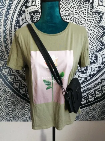 Tee-shirt vert olive imprimé fleur rose avec citation / amisu / (M)