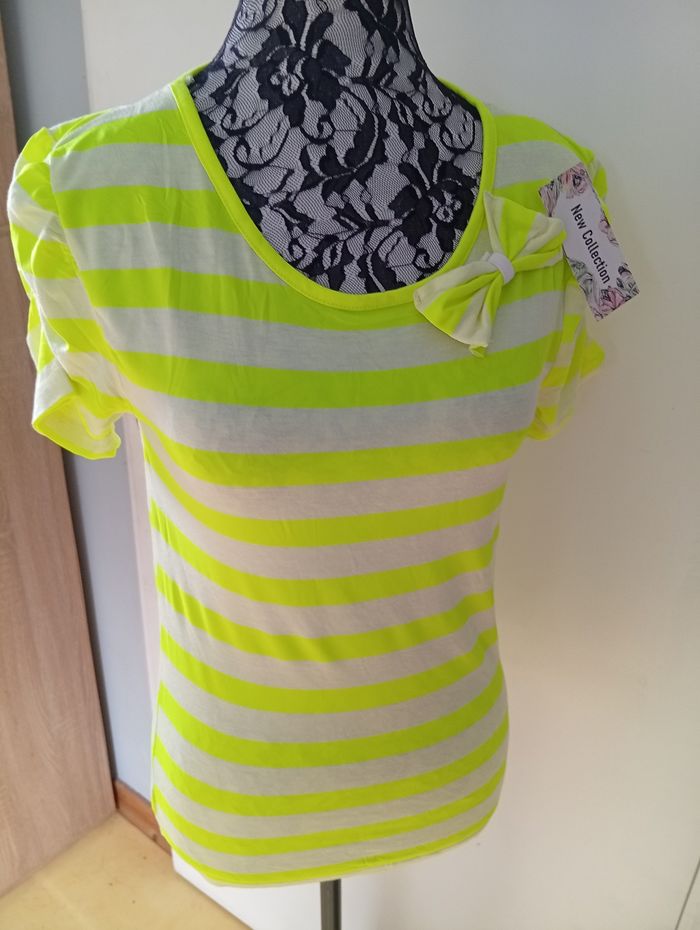 Joli tee-shirt avec p'tite dentelle à l' arrière