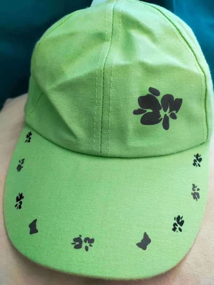 Casquette verte neuve – Motifs pattes & papillons – Taille 54 cm - photo numéro 3