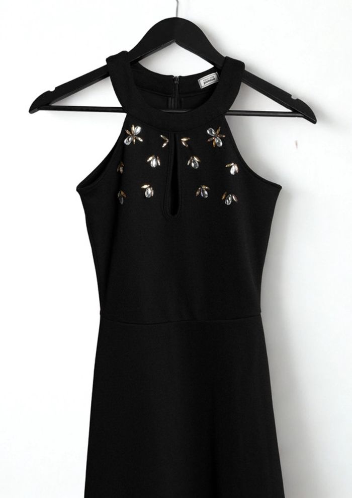 Robe noire coupe patineuse ornements strass • black dress adorned with rhinestones Size S - photo numéro 2