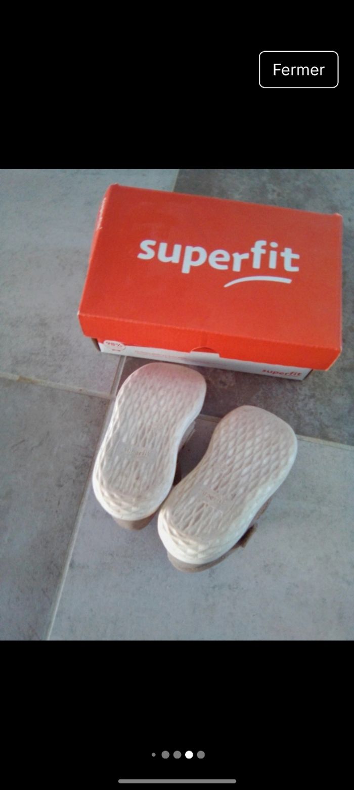 Une paire de sandales marque super fit couleur beige taille 22 
Une paire de basket bleu marque creeks taille 22 - photo numéro 9