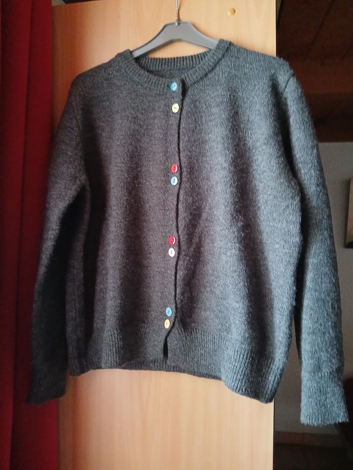 Gilet gris boutons multicolores