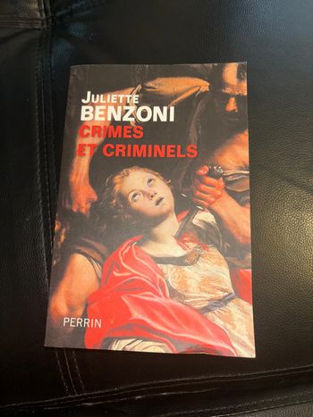 Livre Juliette benzoni crimes et criminels en très bon état