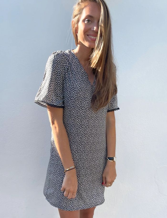 🌟 Robe manches courtes à dentelle noir et blanche à fleurs - photo numéro 7