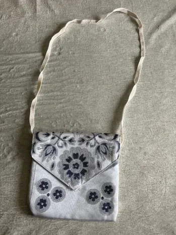 Pochette fleurie bleu – fermeture scratch