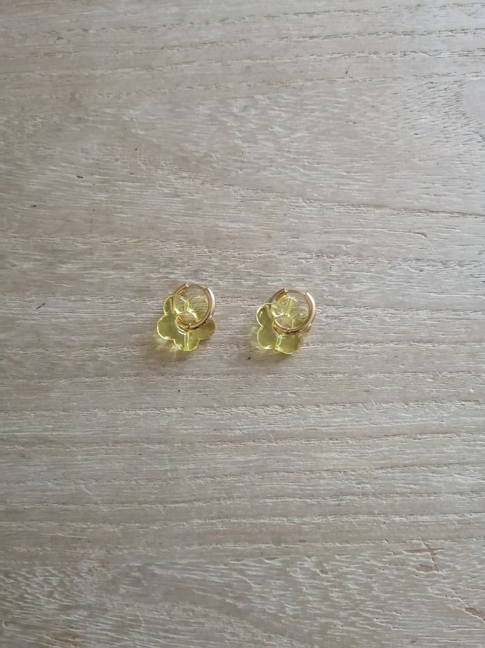 Boucles d'oreilles anneaux dorés en acier inoxydable avec fleur jaune transparente neuves