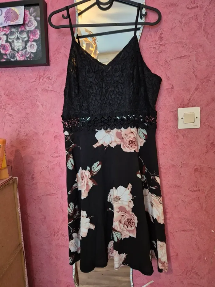 Robe noir à motif