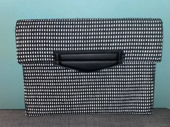 Pochette noire et blanche Mango