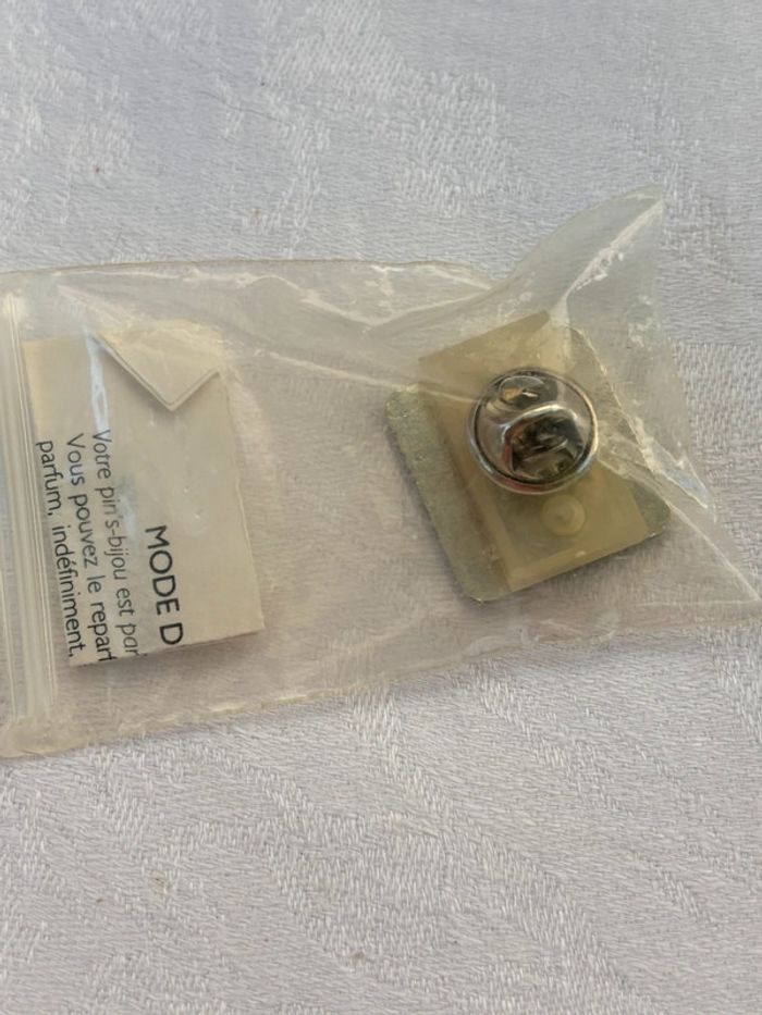Pin’s Lacoste à parfumé – Collector original - photo numéro 3