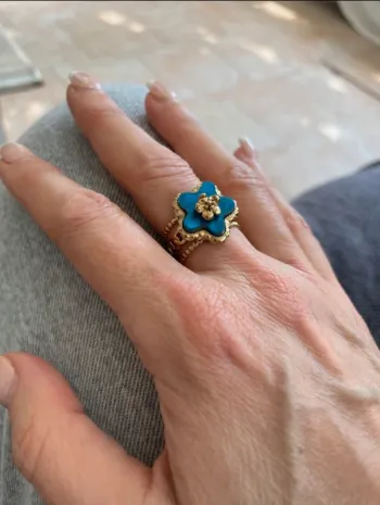 Bague réglable acier doré avec fleur centrale nacre tons bleu nacrés
