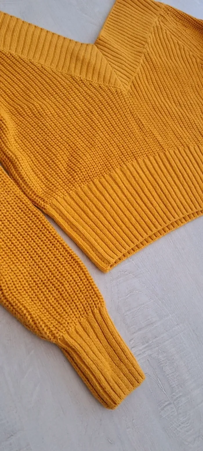 Pull crop top H&M jaune moutarde - taille S - 50% laine - col V épaules dénudées - photo numéro 3