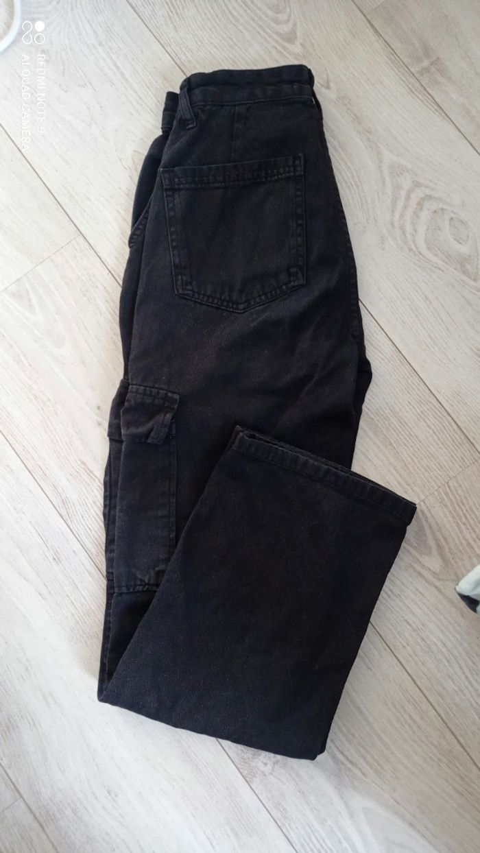 Pantalon cargo Stradivarius noir taille XXS.bon état . - photo numéro 2