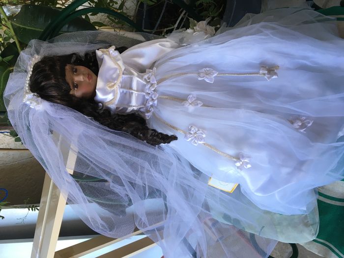 Belle poupée porcelaine véritable mariée - photo numéro 2