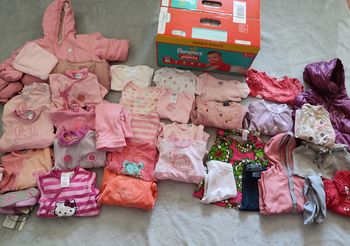 Lot bébé filles 1,3 et 6/9 mois et un grand paquet Pampers T3