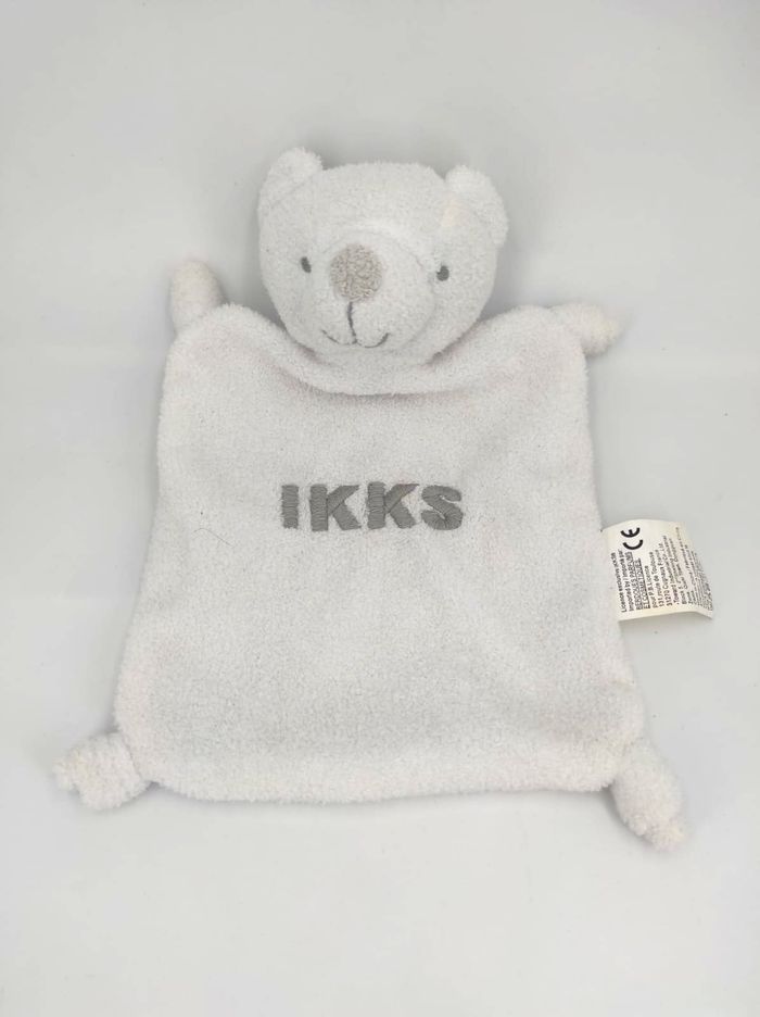 Doudou Plat Ours Blanc Ikks